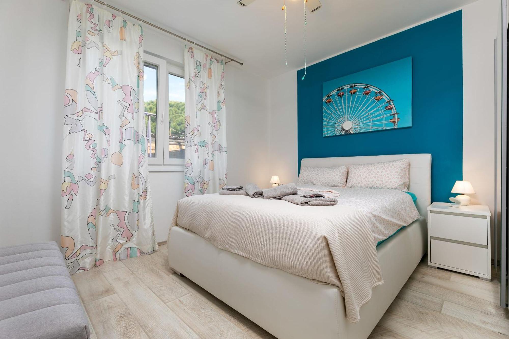 Apartment Two-bedroom App 'castegner' With Garden & Free Parking *